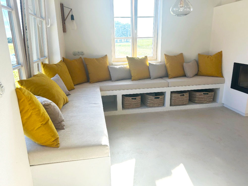 Polstry rohová lavice pod okny1